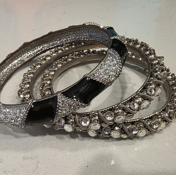 Jewelry - Elegant Silver and Black Bangle Set